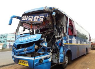 ଟ୍ରକକୁ ପିଟିଲା ବସ, ଜଣେ ମୃତ