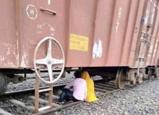 ମାଲଗାଡି ତଳେ ରୋମାନ୍ସ!