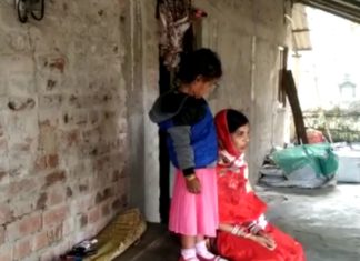 ସ୍ୱାମୀ ଘର ଆଗରେ ସ୍ତ୍ରୀର ଧାରଣା