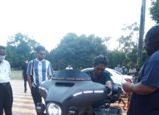 ହାର୍ଲି ଡାଭିଡସନ ବାଇକ୍ରେ ଜଷ୍ଟିସ ବୋବ୍ଡେ