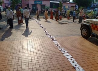 ଟିକା ପାଇଁ ଲାଇନରେ ଆଧାରକାର୍ଡ