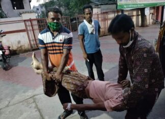 ବାପାର ଶବକୁ ଅତି ଦୟନୀୟ ଅବସ୍ଥାରେ ନେଲା ପୁଅ