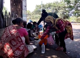 ରାସ୍ତାକଡ ଲୋକଙ୍କୁ ରନ୍ଧାଖାଦ୍ୟ ବାଣ୍ଟିଲେ ପାରାଦୀପ କିନ୍ନର ସଂଘ