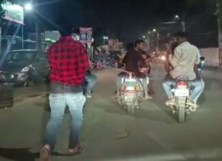 ଗାଡି ପଛରେ ରସିରେ ବାନ୍ଧି ଦଉଡାଇଲେ