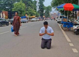 ମା’ଙ୍କ ଚିକିତ୍ସା ଓ ଚାକିରି ପାଇଁ ଦଣ୍ଡବତ ଯାତ୍ରା, ସିଏମଙ୍କୁ ଭେଟିବାକୁ ବାହାରିଲେ ରୁଦ୍ରନାଥ