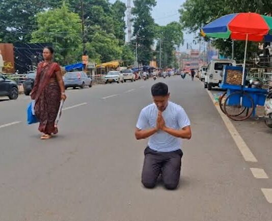 ମା’ଙ୍କ ଚିକିତ୍ସା ଓ ଚାକିରି ପାଇଁ ଦଣ୍ଡବତ ଯାତ୍ରା, ସିଏମଙ୍କୁ ଭେଟିବାକୁ ବାହାରିଲେ ରୁଦ୍ରନାଥ