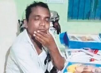 ମଦ୍ୟପାନ କରି ଛାତ୍ରଛାତ୍ରୀଙ୍କୁ କ୍ଲାସରୁମରେ ବନ୍ଦ କଲେ ପ୍ରଧାନ ଶିକ୍ଷକ