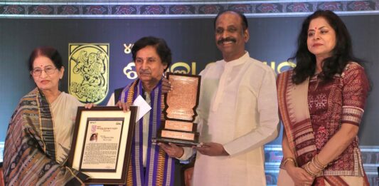 ଶାରଳା ପୁରସ୍କାରରେ ସମ୍ମାନିତ ହେଲେ କବି ଆଶୁତୋଷ ପରିଡ଼ା