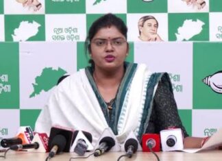 ରମାଦେବୀ ବିଶ୍ୱବିଦ୍ୟାଳୟରେ ହଙ୍ଗାମା, ଇପସିତାଙ୍କୁ ଉଠାଇ ନେଲା ପୋଲିସ